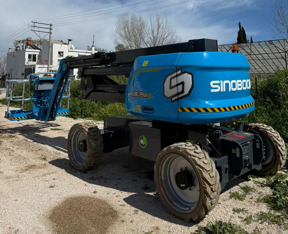 Açık sahadaki mavi manlift platformu