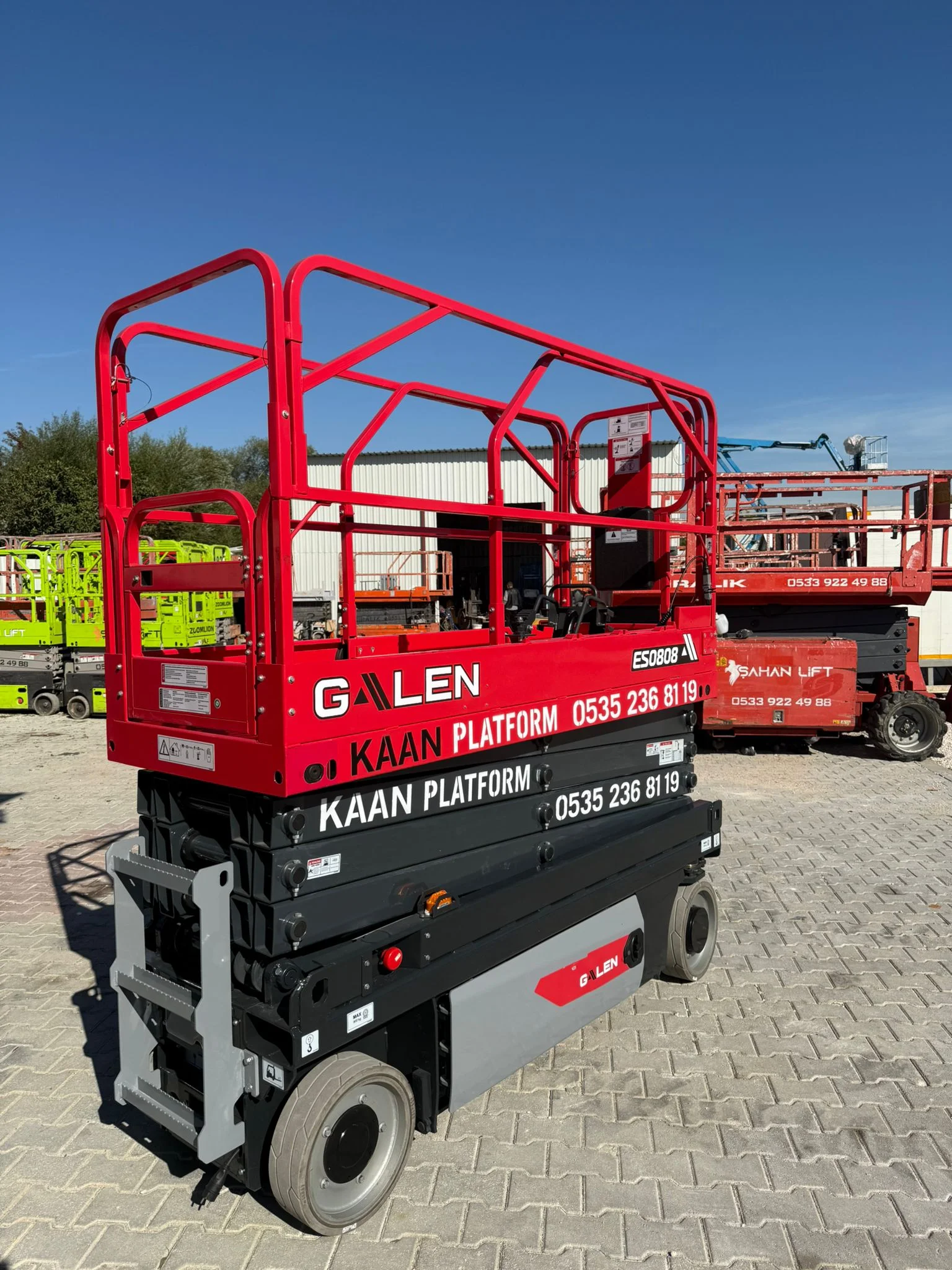 Akülü Makaslı Platform Gündüz çekiminde kırmızı akülü makaslı platform