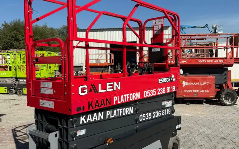 Gündüz çekiminde kırmızı akülü makaslı platform